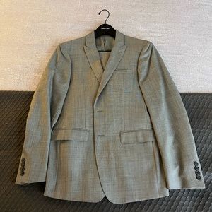 Calvin Klein Men’s Slim Fit 2-button light grey wool suit - 38R